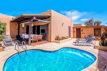 Chalet con piscina privada en La Oliva Fuerteventura HolidayVilla Tropical