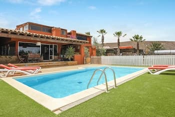 Villa con piscina privada en La Oliva Fuerteventura Ocean Surf House